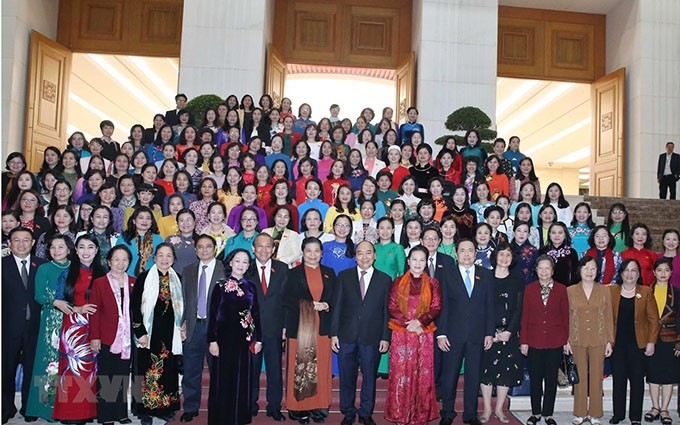 El primer ministro vietnamita, Nguyen Xuan Phuc, con dirigentes y diputadas femeninas de la Asamblea Nacional. (Fotografía: VNA)