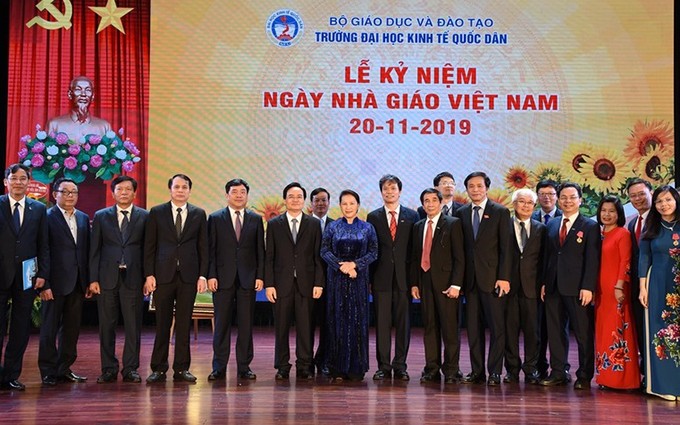 La presidenta de la Asamblea Nacional de Vietnam, Nguyen Thi Kim Ngan, felicita a maestros de la Universidad de Economía Nacional. (Fotografía: VOV)