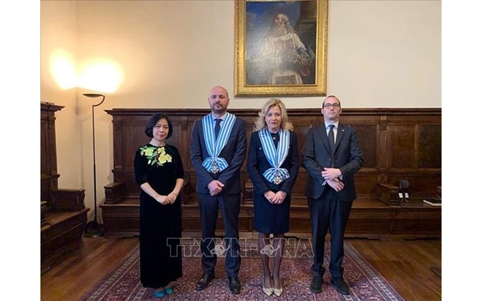 La embajadora vietnamita, Nguyen Thi Bich Hue y los dos capitanes regentes de San Marino, Luca Boschi y Mariella Mularoni. (Fotografía: VNA)