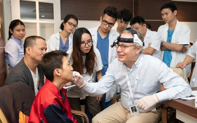 Los médicos examinan a los pacientes. (Fotografía: thoidai.com.vn)