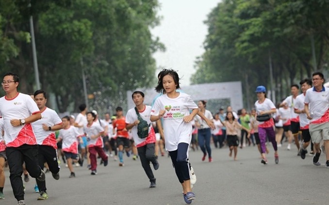 Los participantes pequeños de la carrera.