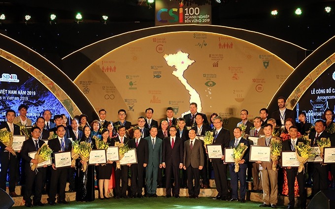 El vice primer ministro Vu Duc Dam y dirigentes de los ministerios y las empresas honradas. (Fotografía: baochinhphu.vn)