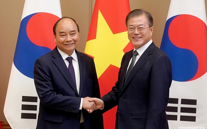 El primer ministro de Vietnam, Nguyen Xuan Phuc, y el presidente de Corea del Sur, Moon Jae-in. (Fotografía: VGP/Quang Hieu)