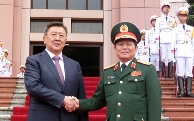 El ministro de Defensa de Vietnam, general Ngo Xuan Lich, y su homólogo de Mongolia, Nyamaagiin Enkhbold. (Fotografía: sggp.org.vn)