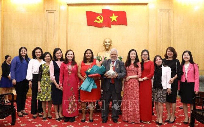 El embajador saliente de Venezuela en Vietnam, Jorge Rondón Uzcátegui, y otros asistentes al encuentro. (Fotografía: VNA)