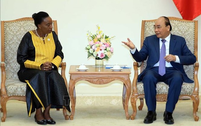 El primer ministro de Vietnam, Nguyen Xuan Phuc, recibe a la secretaria del gabinete de Asuntos Exteriores de Kenia, Monica Juma. (Fotografía: VNA)