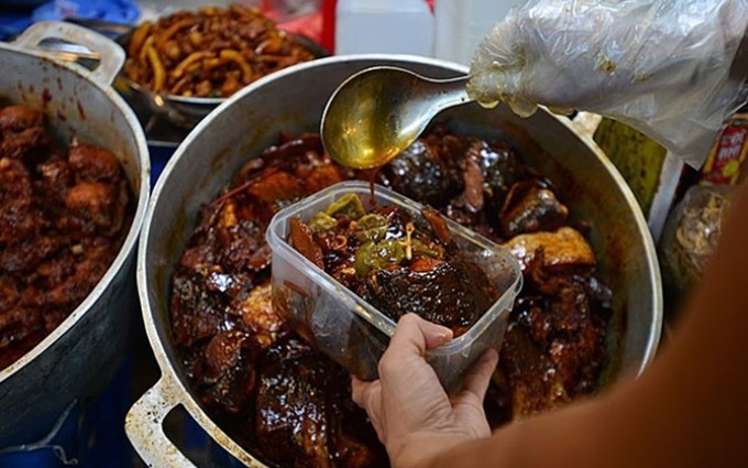  El 'ca kho pho co' (pescado cocinado a fuego lento del casco antiguo) se vende en la calle de Cau Go, en el distrito de Hoan Kiem, en Hanói.