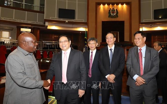 Presidente de la Asamblea Nacional anfitriona, Job Ndugai recibe a la delegación vietnamita. (Fotografía: VNA)