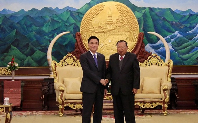 Bounnhang Vorachith (derecha) y Le Thanh Long. (Fotografía: VNA)