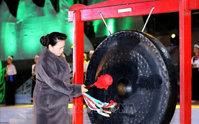La presidenta de la Asamblea Nacional de Vietnam, Nguyen Thi Kim Ngan, toca el gong para dar inicio oficial al evento. (Fotografía: VNA)