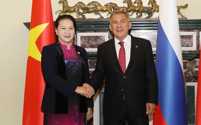 La presidenta de la Asamblea Nacional de Vietnam, Nguyen Thi Kim Ngan, y el presidente de la República de Tartaristán, Rustam Minnikhanov. (Fotografía: VNA)